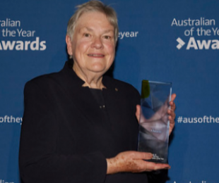 Dr Sue Packer receiving Australian of the year award